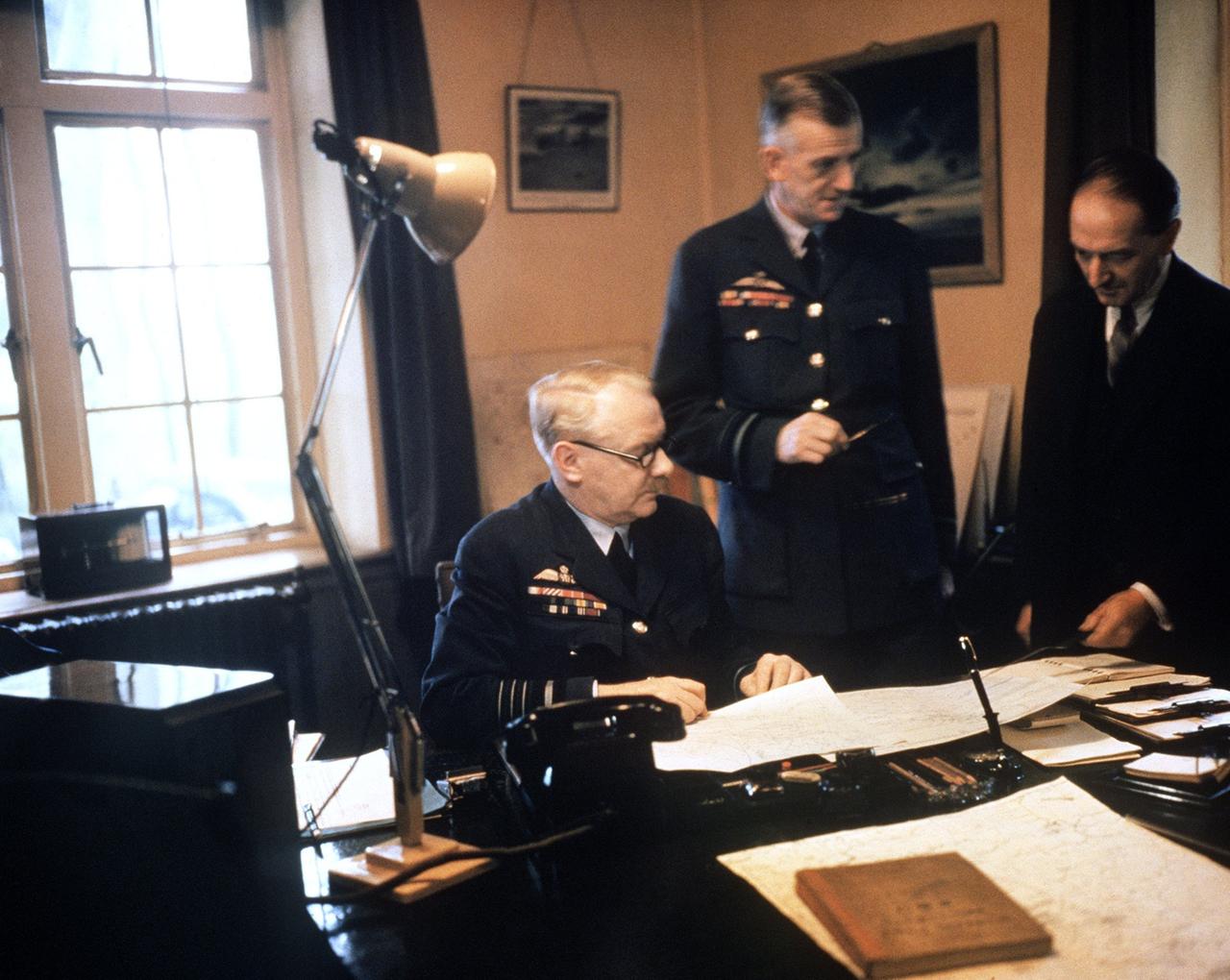 Der als "Bomber Harris" bekannt gewordene britische Luftwaffenoffizier Arthur Harris (links) in einer Besprechung (undatierte Aufnahme)
