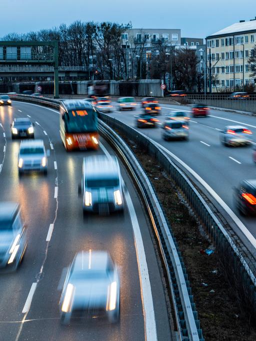 Die Autobahn A 96, München-Lindau, noch im Münchner Stadtgebiet, am 17. Januar 2023 in Deutschland.