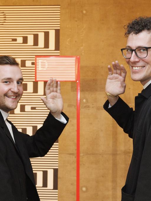 Die Diagonale-Intendanten Sebastian Höglinger (links) und Peter Schernhuber winkend bei der Eröffnung des Filmfestival in Graz. 