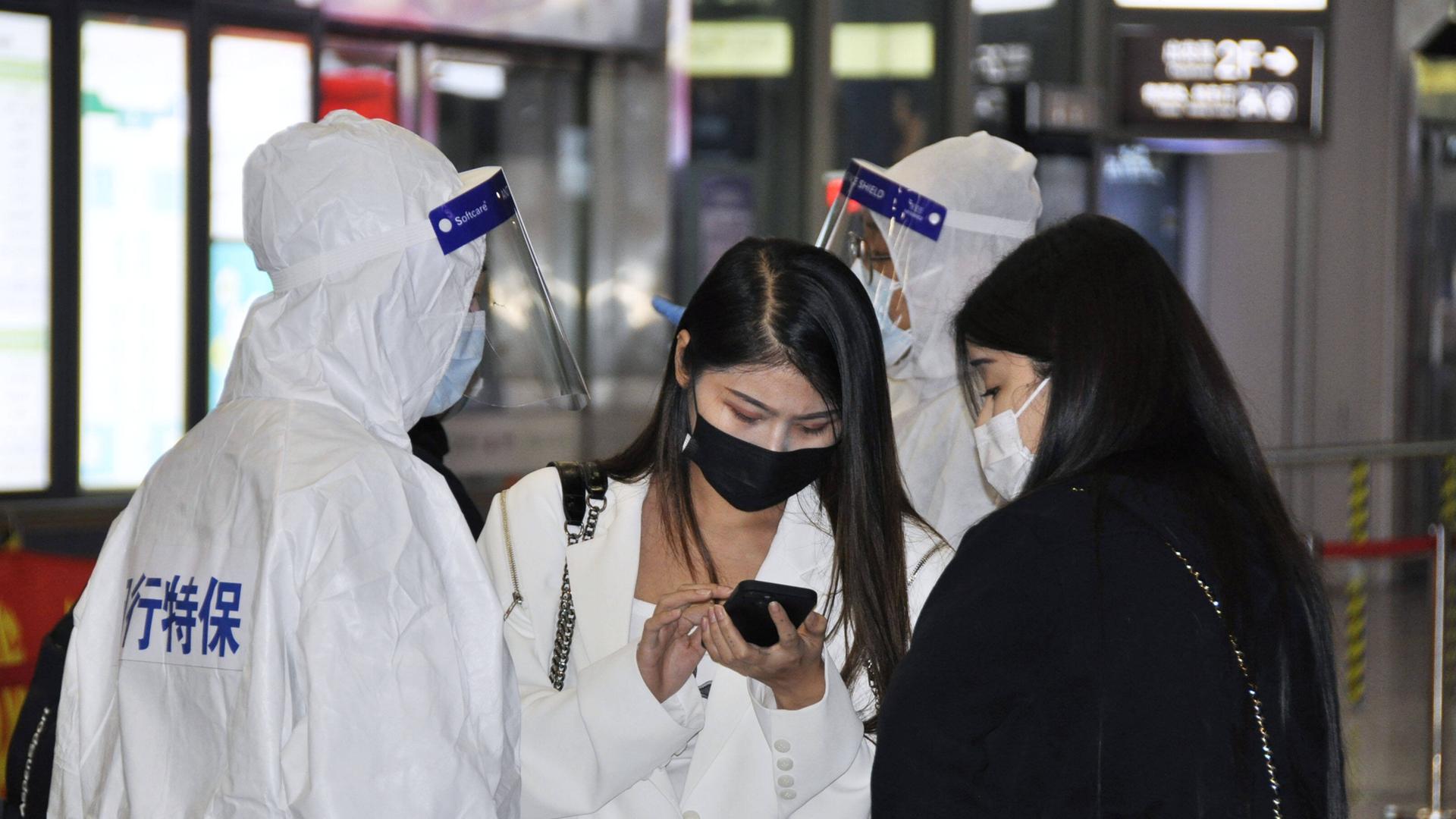 In Deutschland kaum noch vorstellbar, das Durchgreifen der Behörden in Shanghai, wenn es um die Eindämmung von Corona geht. In Deutschland kaum noch vorstellbar, das Durchgreifen der Behörden in Shanghai, wenn es um die Eindämmung von Corona geht.