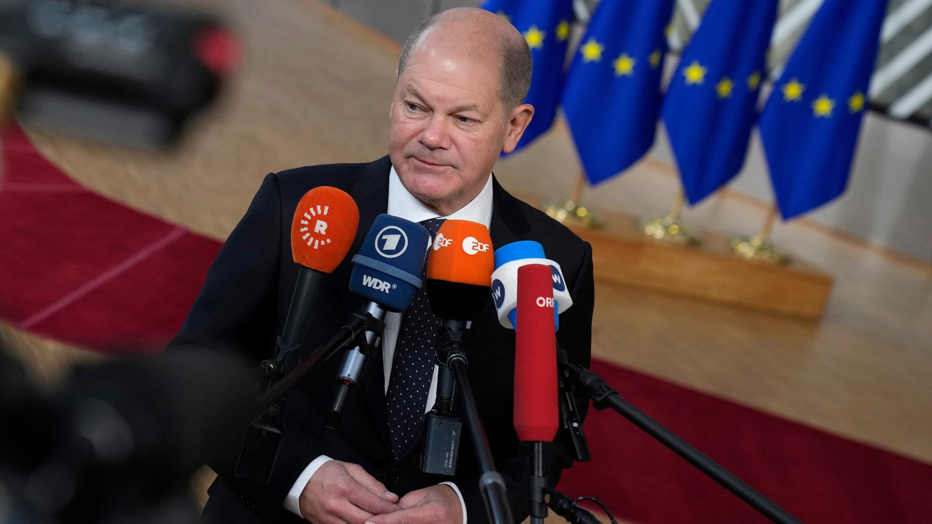 Bundeskanzler Olaf Scholz (SPD) spricht in Brüssel zu den Medien Bundeskanzler Olaf Scholz (SPD) spricht in Brüssel zu den Medien