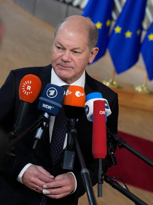 Bundeskanzler Olaf Scholz (SPD) spricht in Brüssel zu den Medien