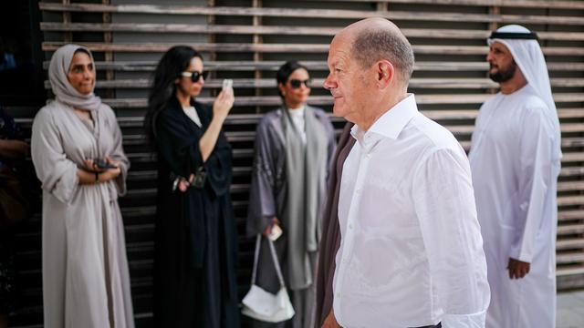 Bundeskanzler Olaf Scholz (SPD) besichtigt bei seinem Besuch in dern Vereinigten Arabischen Emiraten den Jubail Mangroven Park.