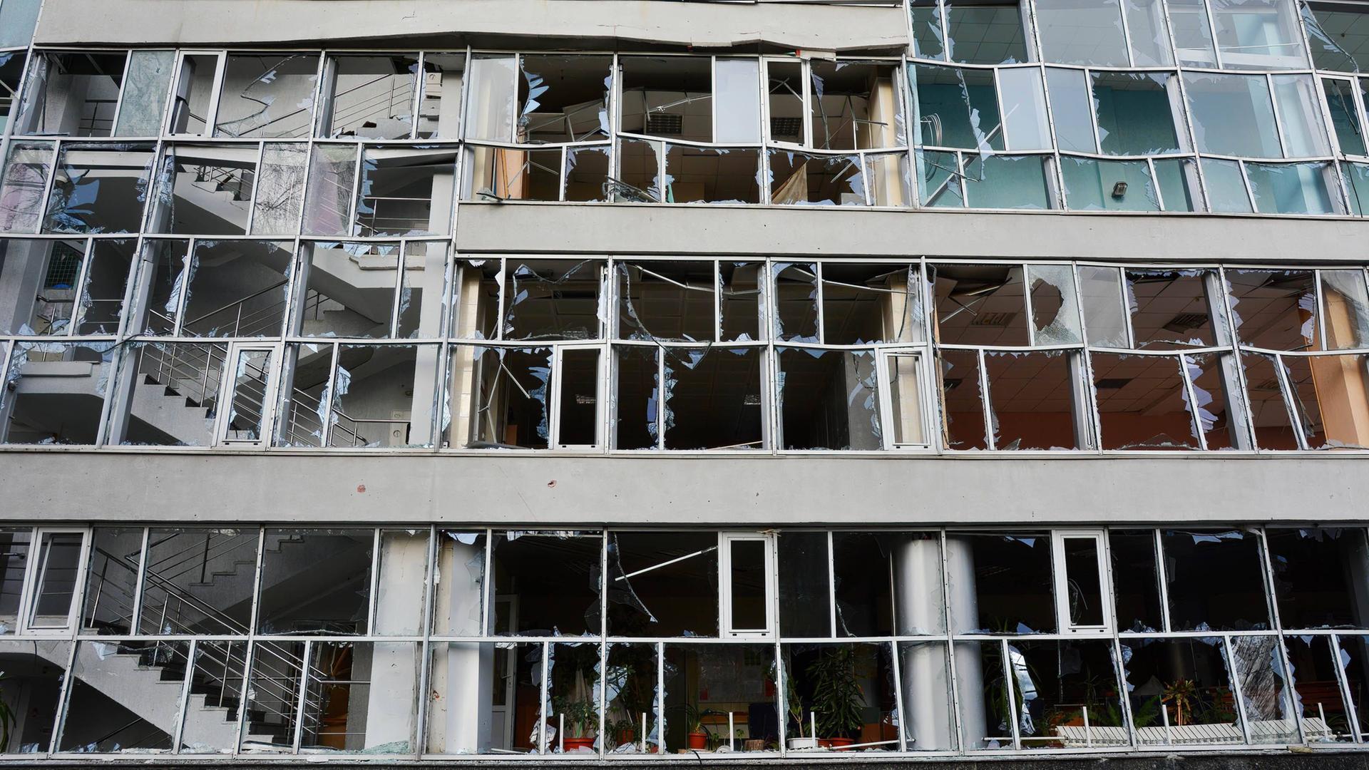 Blick auf ein Sportgebäude in Kiew, dessen Außenfassade durch russische Raketenangriffe zerstört wurde Blick auf ein Sportgebäude in Kiew, dessen Außenfassade durch russische Raketenangriffe zerstört wurde