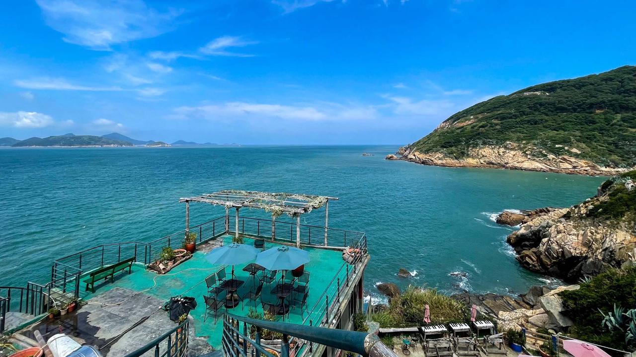 Blick aufs Meer vor Nangan im Matsu-Archipel von einem alten Militärfort aus, das in ein Café umgewandelt wurde.