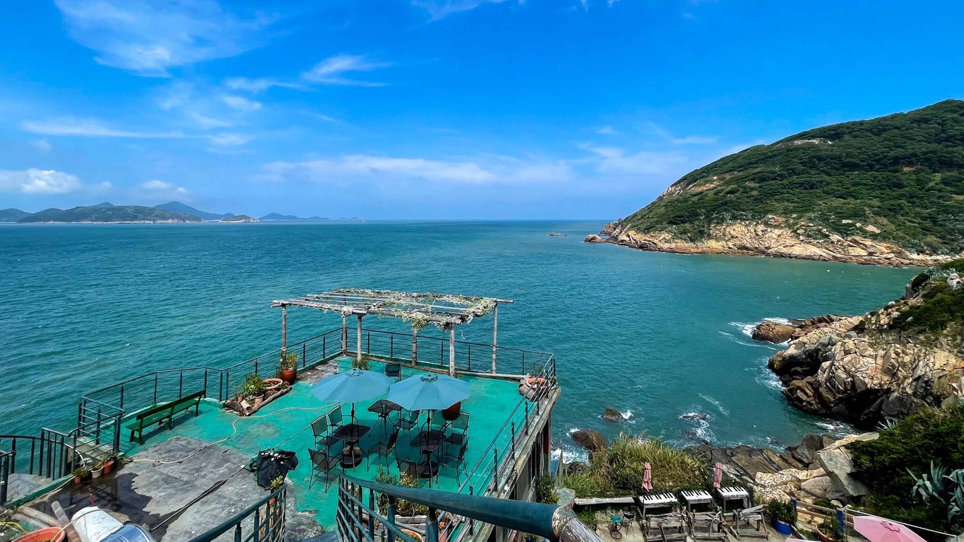 Blick aufs Meer vor Nangan im Matsu-Archipel von einem alten Militärfort aus, das in ein Café umgewandelt wurde. Blick aufs Meer vor Nangan im Matsu-Archipel von einem alten Militärfort aus, das in ein Café umgewandelt wurde.