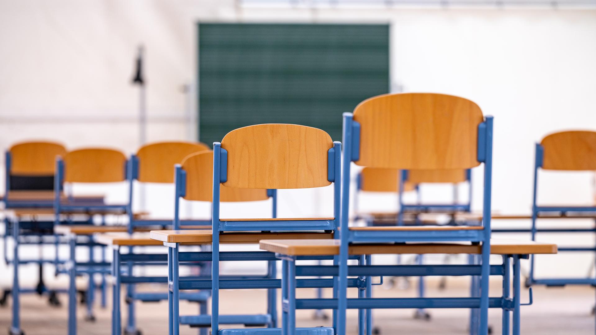 Blick in ein Klassenzimmer mit hochgestellten Stühlen Blick in ein Klassenzimmer mit hochgestellten Stühlen