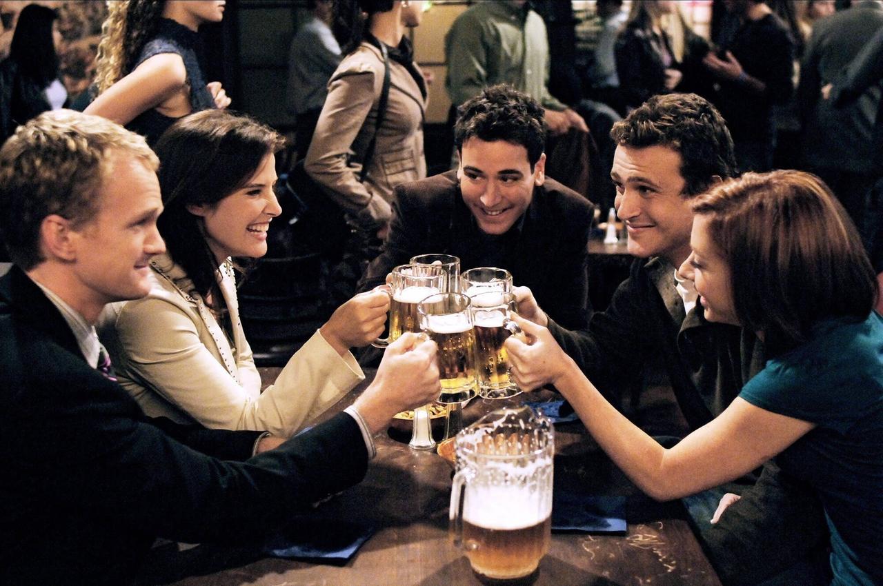 Mehrere Personen trinken in einer Kneipe Bier. Mehrere Personen trinken in einer Kneipe Bier.