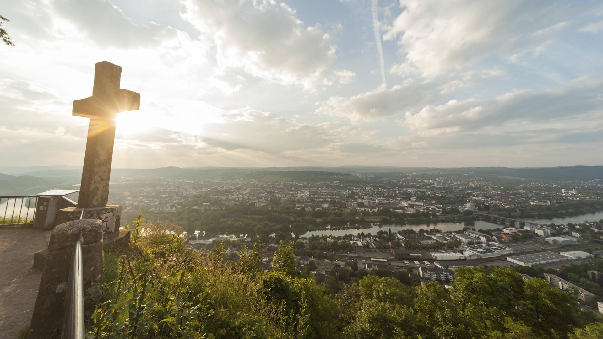 Blick vom Markusberg auf die Stadt Trier an der Mosel im Sonnenlicht Blick vom Markusberg auf die Stadt Trier an der Mosel im Sonnenlicht