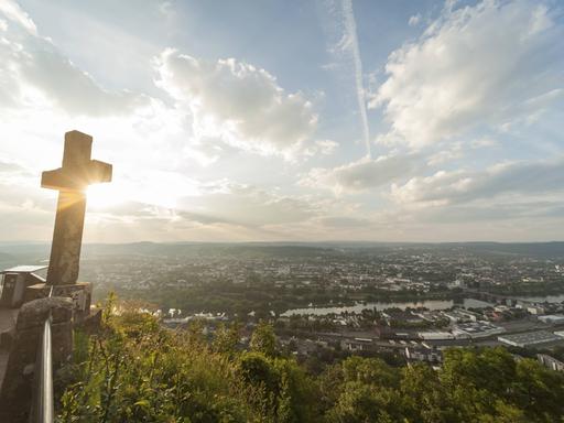 Blick vom Markusberg auf die Stadt Trier an der Mosel im Sonnenlicht