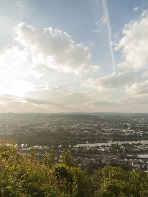 Blick vom Markusberg auf die Stadt Trier an der Mosel im Sonnenlicht