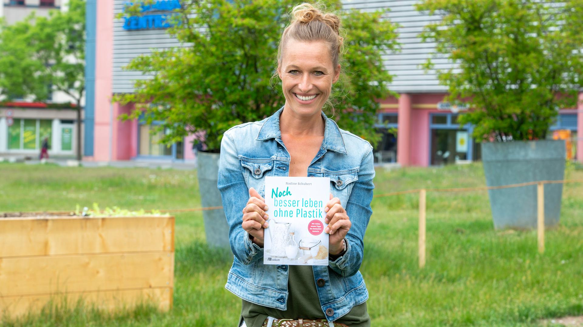 Nadine Schubert mit ihrem Buch "Noch besser leben ohne Plastik"