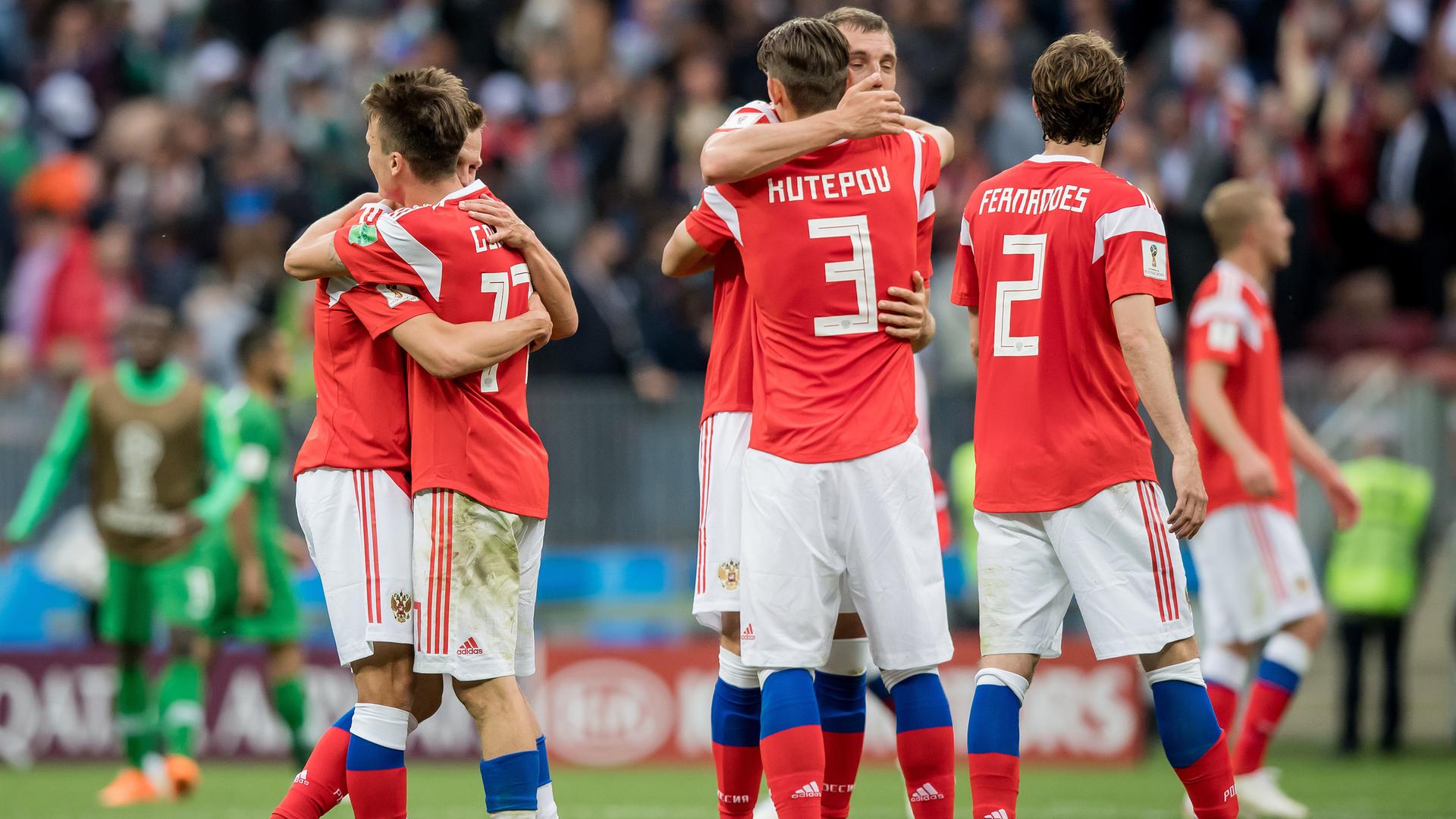 Spieler der russischen Nationalmannschaft im roten Trikots umarmen sich. Spieler der russischen Nationalmannschaft im roten Trikots umarmen sich.