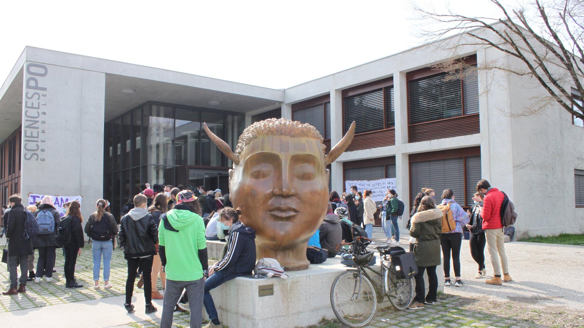 Eine Gruppe Studierender demonstriert mit Plakaten vor der Universität Science Po in Grenoble. Eine Gruppe Studierender demonstriert mit Plakaten vor der Universität Science Po in Grenoble.
