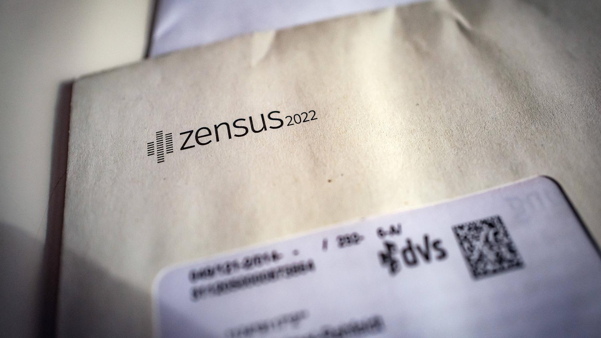 Ein Briefumschlag mit dem Aufdruck "Zensus 2022". Ein Briefumschlag mit dem Aufdruck "Zensus 2022".