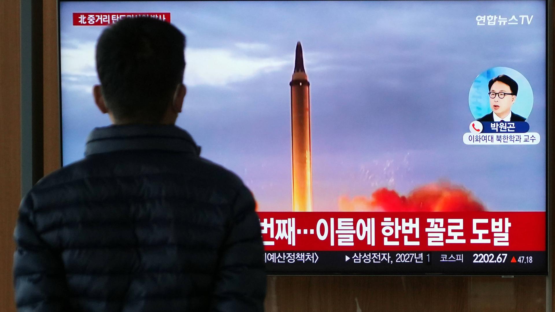 Ein Mann betrachtet auf einem Bildschirm Aufnahmen von dem neusten Raketentest Norkoreas am 4. Oktober 2022.  