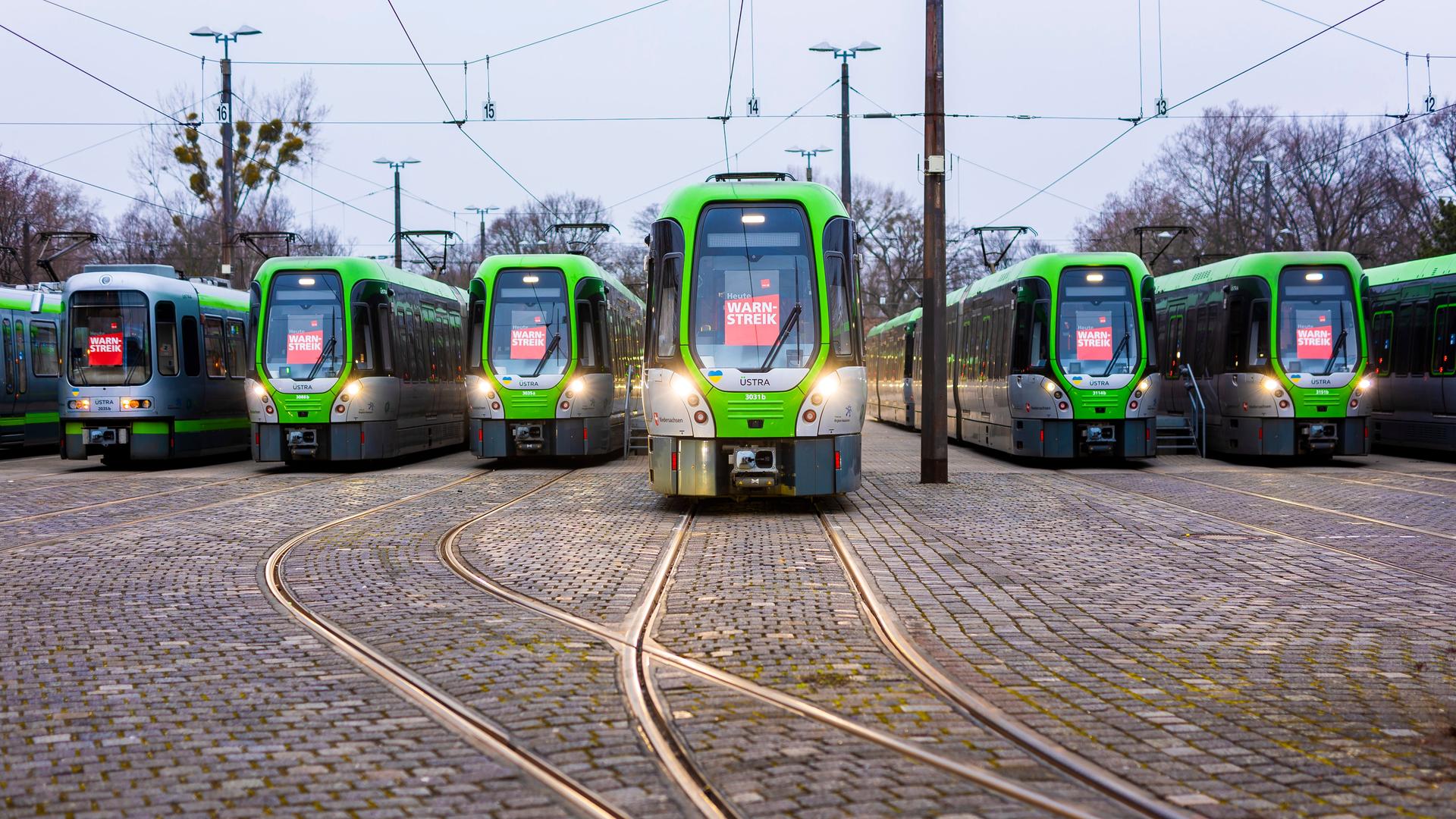 Straßen-Bahnen in der Stadt Hannover stehen im Betriebs-Hof. Auf Schildern an den Bahnen steht "Heute Warn-Streik". Straßen-Bahnen in der Stadt Hannover stehen im Betriebs-Hof. Auf Schildern an den Bahnen steht "Heute Warn-Streik".