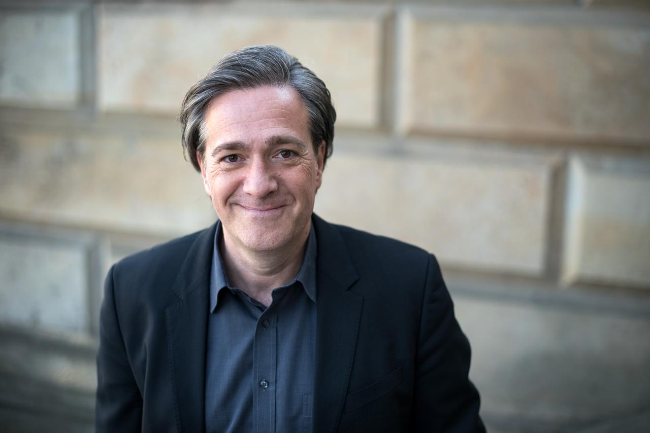 Wolfgang Büchner, ehemaliger Chefredakteur des Nachrichtenmagazins "Der Spiegel", steht am 29.04.2015 auf dem Gendarmenmarkt in Berlin. Wolfgang Büchner, ehemaliger Chefredakteur des Nachrichtenmagazins "Der Spiegel", steht am 29.04.2015 auf dem Gendarmenmarkt in Berlin.
