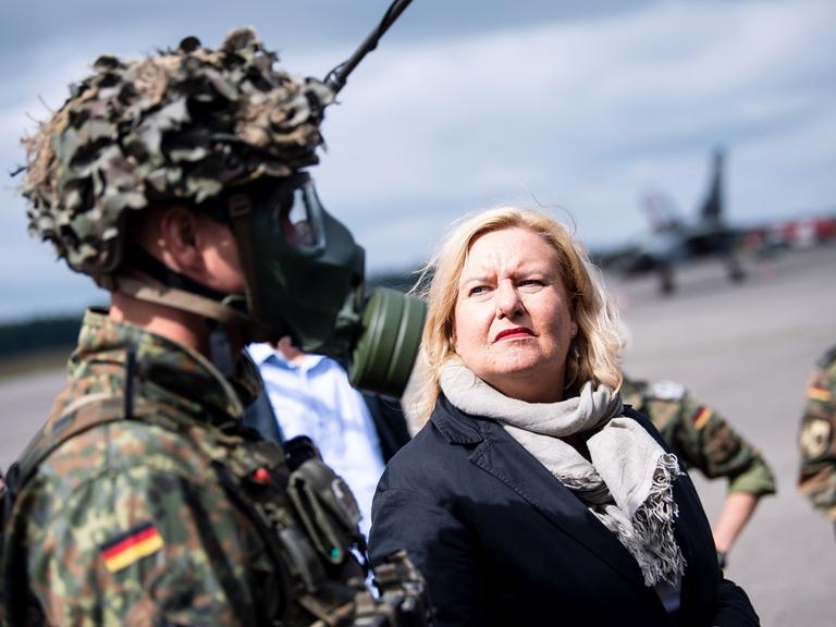 Eva Högl (SPD), Wehrbeauftragte des Deutschen Bundestages, spricht bei ihrem Truppenbesuch mit Soldatinnen und Soldaten. Wehrbeauftragte Högl besucht das Objektschutzregiment der Luftwaffe "Friesland". 