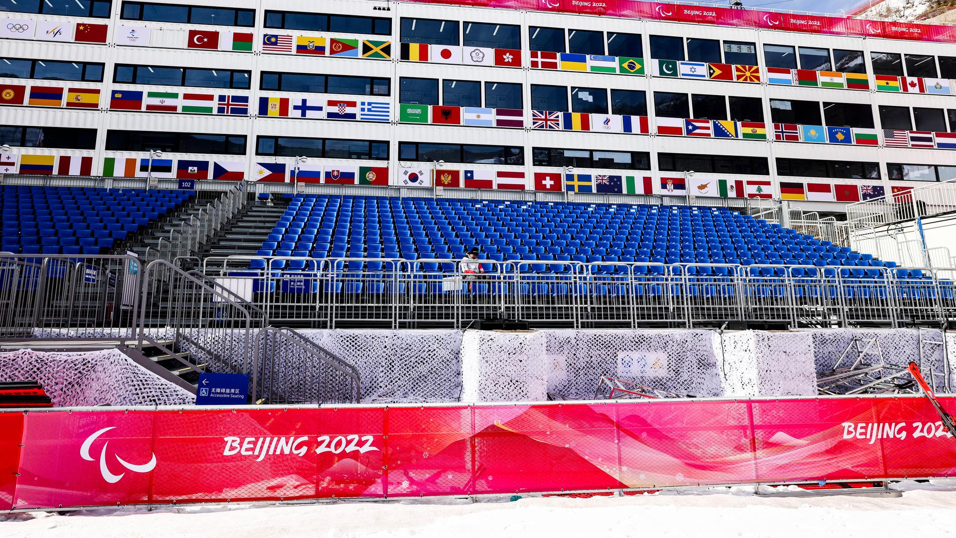 Eine leere Tribüne bei den Paralympics 2022. Eine leere Tribüne bei den Paralympics 2022.