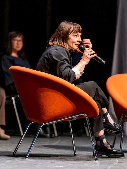 Uljana Wolf spricht bei der "Poetica 7" in Köln, 2022.