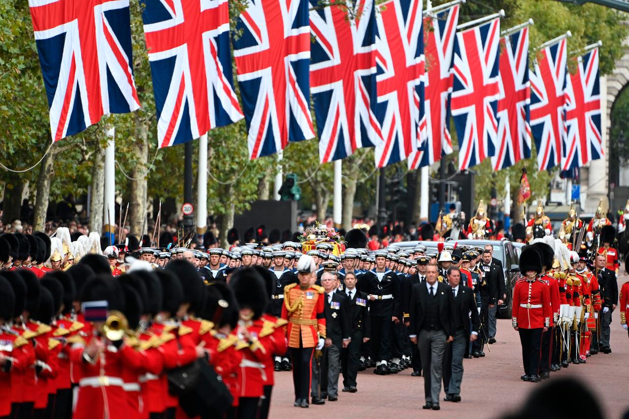 Der Sarg der Queen wird durch London gefahren.