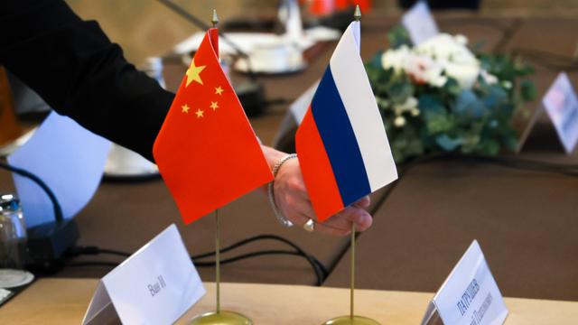 Die Fahnen von China und Russland 