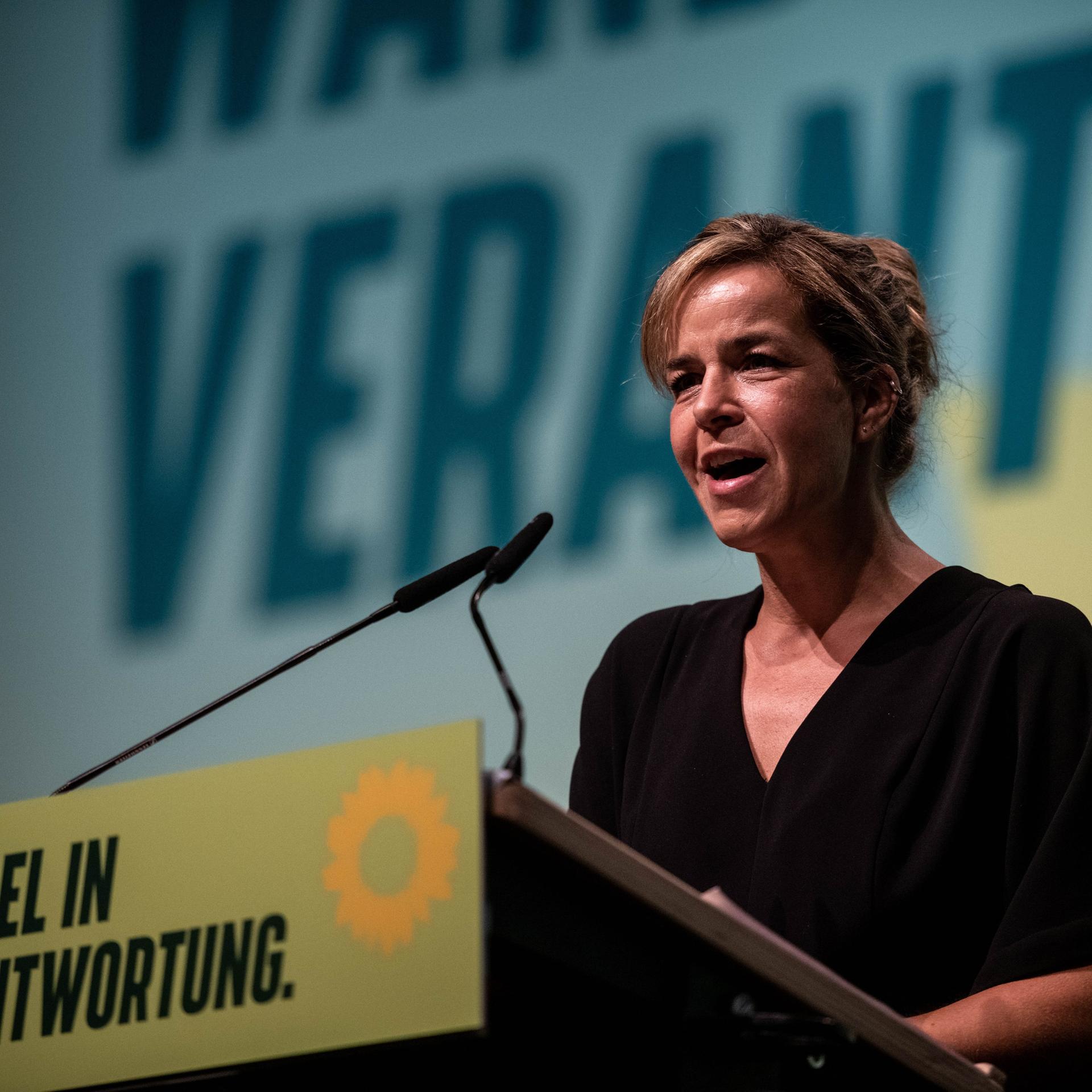 Die Grünen-Landesvorsitzende Mona Neubaur redet bei dem Landesparteitag in Bielefeld zu den Delegierten. 