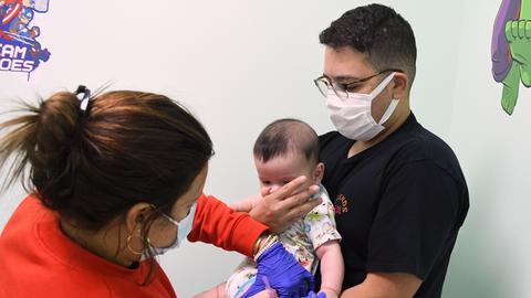 Ein sechs Monate alter Junge wird in Orlando, Florida, geimpft