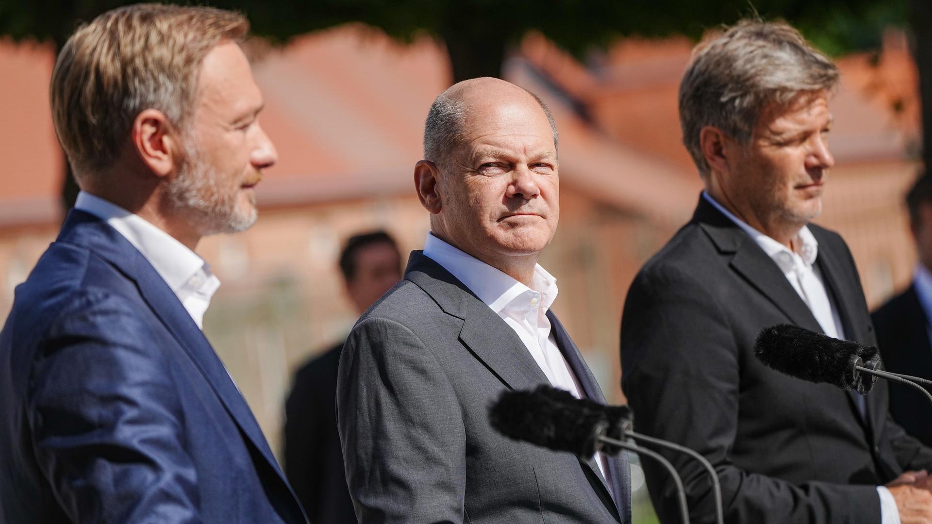 Meseberg: Bundeskanzler Olaf Scholz, Robert Habeck (Bündnis 90/Die Grünen), Bundesminister für Wirtschaft und Klimaschutz, und Christian Lindner (FDP), Bundesminister der Finanzen, geben zum Ende der Klausur des Bundeskabinetts vor dem Schloss Meseberg abschließend eine Pressekonferenz. Meseberg: Bundeskanzler Olaf Scholz, Robert Habeck (Bündnis 90/Die Grünen), Bundesminister für Wirtschaft und Klimaschutz, und Christian Lindner (FDP), Bundesminister der Finanzen, geben zum Ende der Klausur des Bundeskabinetts vor dem Schloss Meseberg abschließend eine Pressekonferenz.