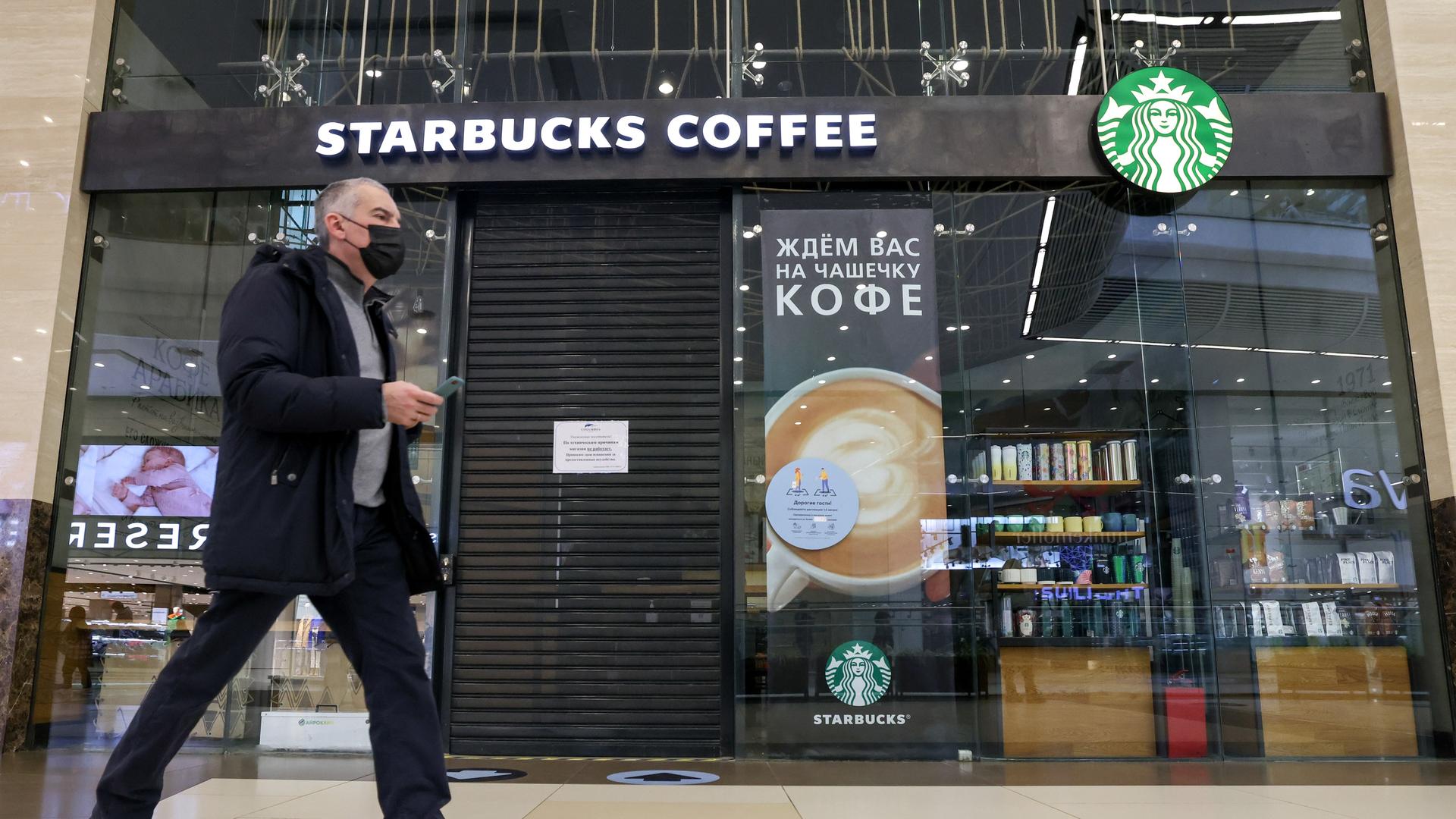 Die US-Café-Kette Starbucks am Columbus Shopping Center in Moskau Die US-Café-Kette Starbucks am Columbus Shopping Center in Moskau
