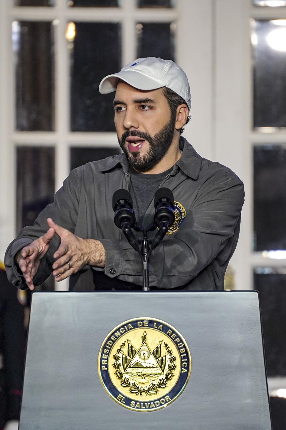 Präsident von El Salvador Nayib Bukele spricht an einem Rednerpult Präsident von El Salvador Nayib Bukele spricht an einem Rednerpult