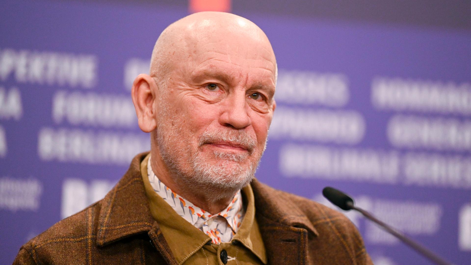Schauspieler John Malkovich bei der Pressekonferenz der Weltpremiere von "Seneca" im Rahmen der 73. Berlinale im Berlinale-Palast in Berlin. Er schaut zurückhaltend lächelnd Richtung Kamera. Schauspieler John Malkovich bei der Pressekonferenz der Weltpremiere von "Seneca" im Rahmen der 73. Berlinale im Berlinale-Palast in Berlin. Er schaut zurückhaltend lächelnd Richtung Kamera.