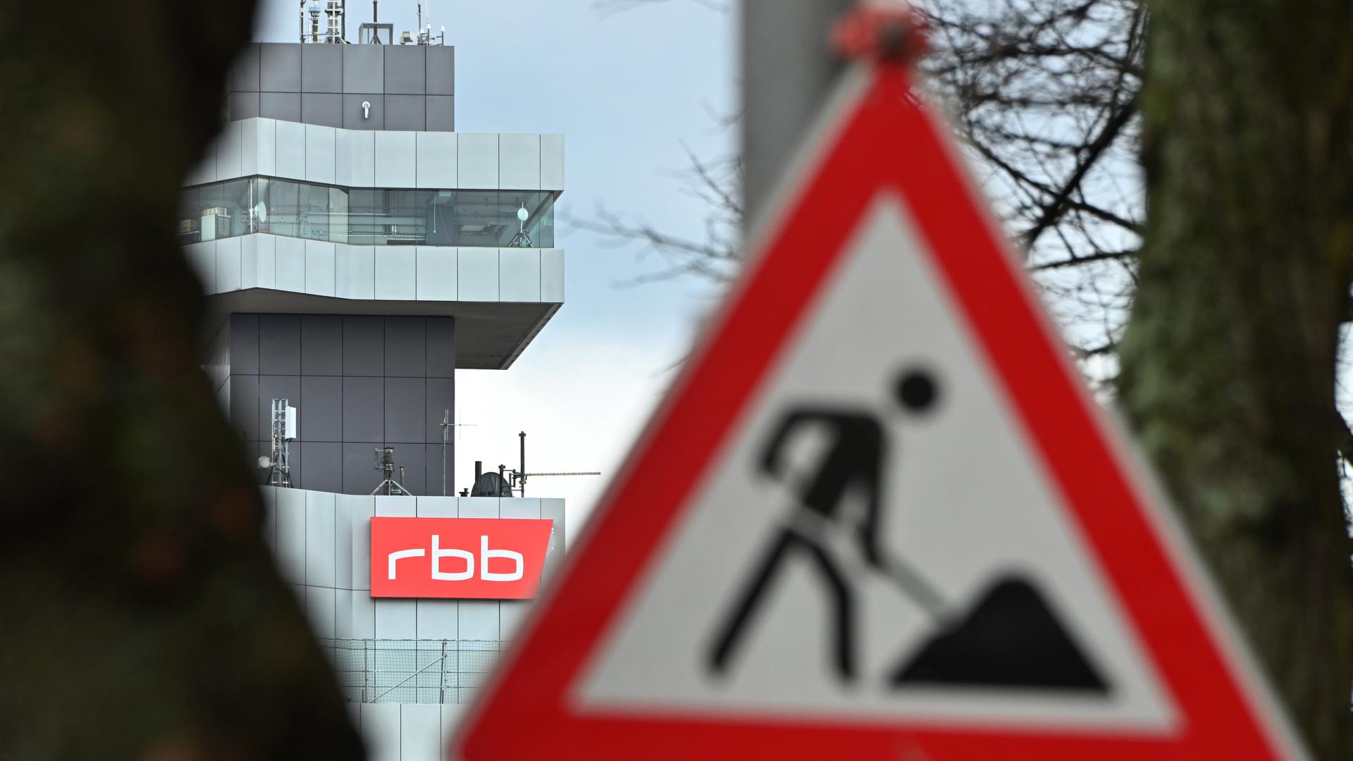 Ein Baustellenschild in Berlin weist auf eine Baustelle hin, im Hintergrund sieht man das Gebäude des RBB. Ein Baustellenschild in Berlin weist auf eine Baustelle hin, im Hintergrund sieht man das Gebäude des RBB.