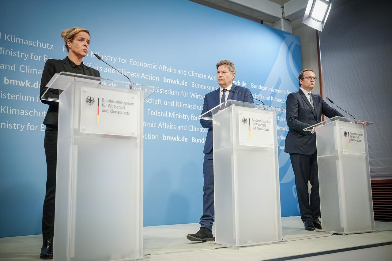 Robert Habeck (M, Bündnis 90/Die Grünen), Bundesminister für Wirtschaft und Klimaschutz, Mona Neubaur, Ministerin für Wirtschaft, Industrie, Klimaschutz und Energie des Landes Nordrhein-Westfalen, und Markus Krebber (r), Vorstandsvorsitzender von RWE, geben eine Pressekonferenz zur Verständigung auf einen beschleunigten Kohleausstieg 2030 und der Stärkung der Versorgungssicherheit in der aktuellen Energiesicherheit. Robert Habeck (M, Bündnis 90/Die Grünen), Bundesminister für Wirtschaft und Klimaschutz, Mona Neubaur, Ministerin für Wirtschaft, Industrie, Klimaschutz und Energie des Landes Nordrhein-Westfalen, und Markus Krebber (r), Vorstandsvorsitzender von RWE, geben eine Pressekonferenz zur Verständigung auf einen beschleunigten Kohleausstieg 2030 und der Stärkung der Versorgungssicherheit in der aktuellen Energiesicherheit.