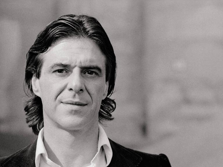 Schwarz-Weiß-Portrait von Ricardo Bofill, vermutlich aus den 1980er Jahren: Ein Mann mit dunklen, zurückgegelten Haaren schaut in die Kamera.