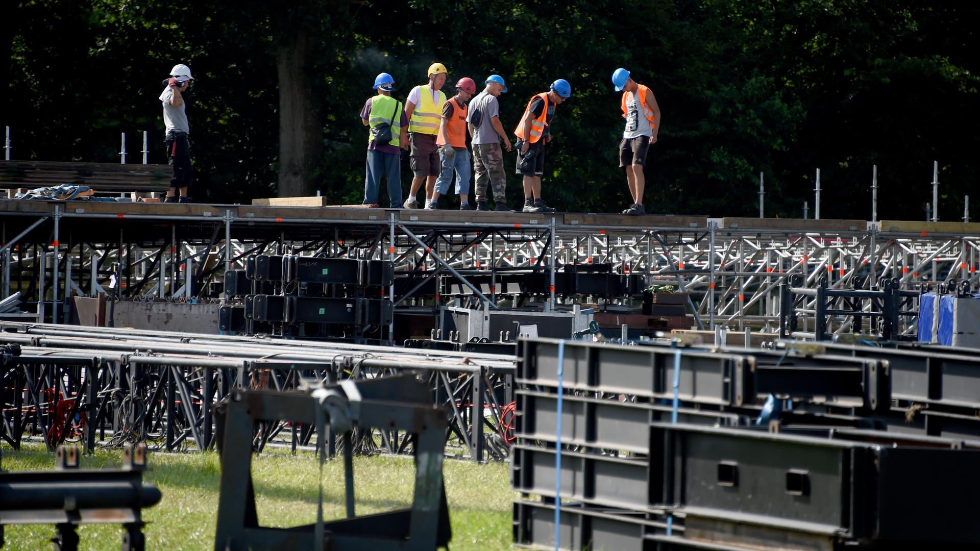 Bühnenarbeiter während der Aufbauarbeiten des Wacken-Open-Air Festivals