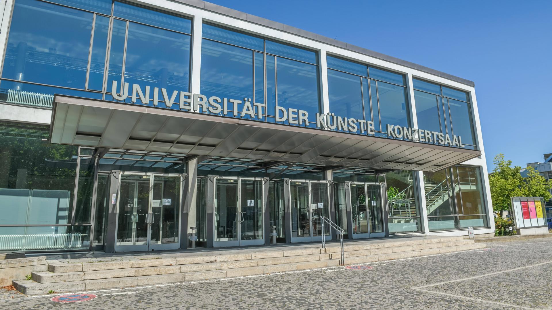 Auf dem Bild ist der Eingang des Konzertsaals der Berliner Universität der Künste zu sehen. Auf dem Bild ist der Eingang des Konzertsaals der Berliner Universität der Künste zu sehen.