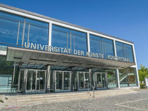 Auf dem Bild ist der Eingang des Konzertsaals der Berliner Universität der Künste zu sehen.