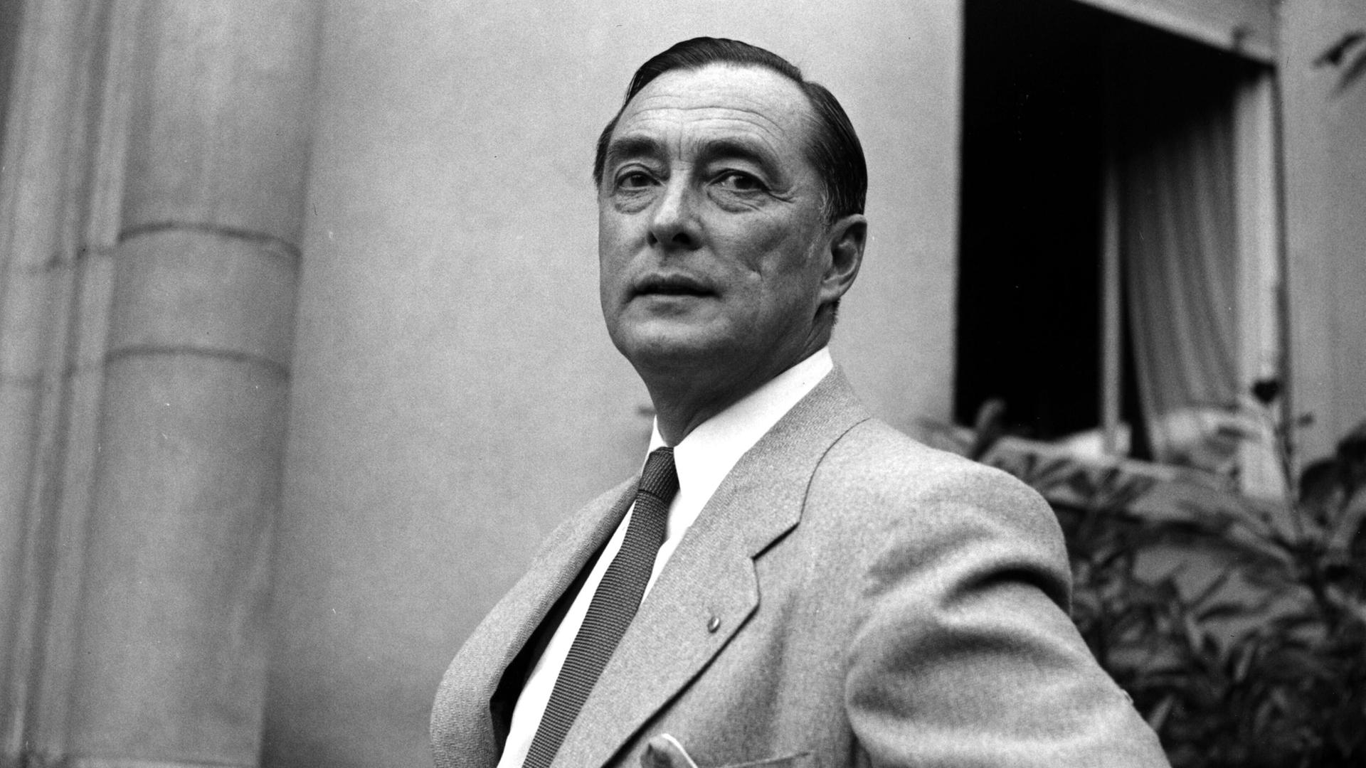 Richard Graf von Coudenhove-Kalergi - hier ein Foto von 1949 - war politischer Schriftsteller und Begründer der Paneuropa-Bewegung 1923. Er wurde am 16.11.1894 als Sohn eines österreich-ungarischen Diplomaten und seiner japanischen Ehefrau in Tokio geboren. Am 27.7.1972 starb er in Schruns (Vorarlberg). Richard Graf von Coudenhove-Kalergi - hier ein Foto von 1949 - war politischer Schriftsteller und Begründer der Paneuropa-Bewegung 1923. Er wurde am 16.11.1894 als Sohn eines österreich-ungarischen Diplomaten und seiner japanischen Ehefrau in Tokio geboren. Am 27.7.1972 starb er in Schruns (Vorarlberg).