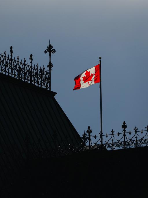 Kanadische Flagge auf einem Häuserdach