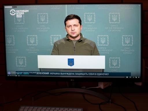 Der ukrainische Präsident Selensky in einer Videobotschaft auf einem Computerbildschirm.