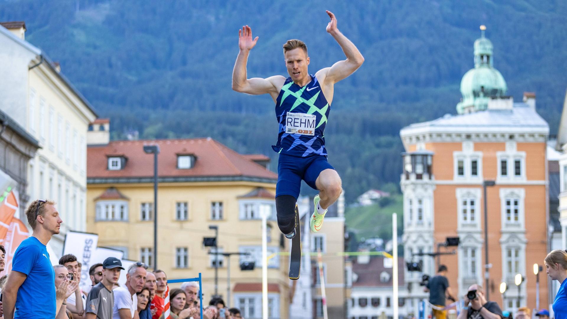 Para-Weitspringer Markus Rehm bei einem Wettkampf in der Innsbrucker Innenstadt im Sommer 2022. Para-Weitspringer Markus Rehm bei einem Wettkampf in der Innsbrucker Innenstadt im Sommer 2022.