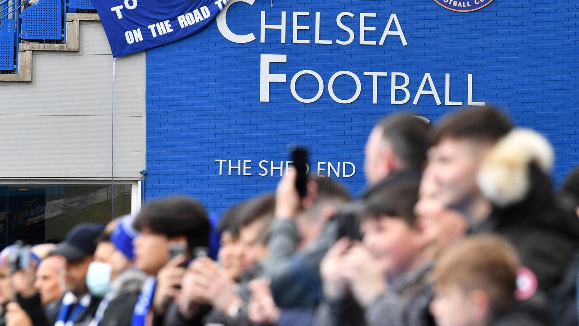 Chelsea-Fans im Stadion an der Stamford Bridge Chelsea-Fans im Stadion an der Stamford Bridge