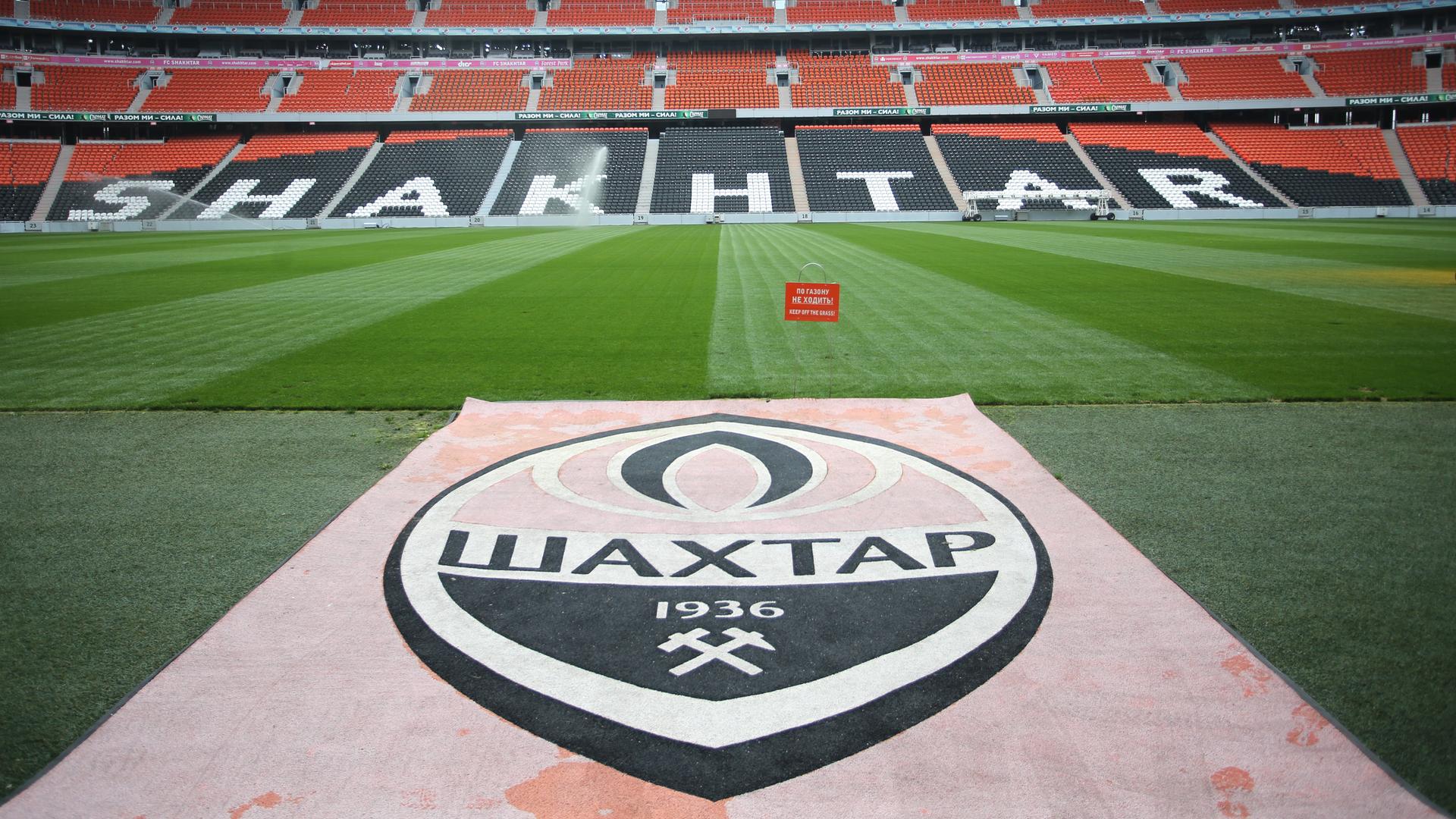 Vereinsemblem von Shakhtar Doneszk in der Donbass Arena in der Ukraine Vereinsemblem von Shakhtar Doneszk in der Donbass Arena in der Ukraine