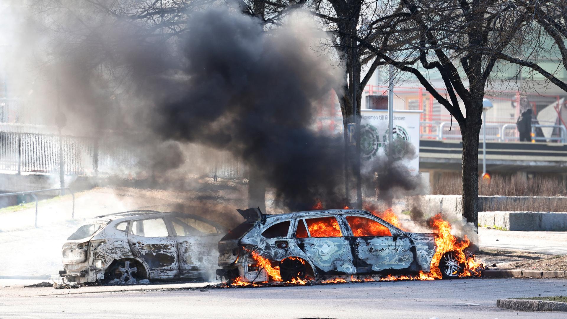 Zwei Autos brennen auf einem Park-Platz in Norrköping. Zwei Autos brennen auf einem Park-Platz in Norrköping.