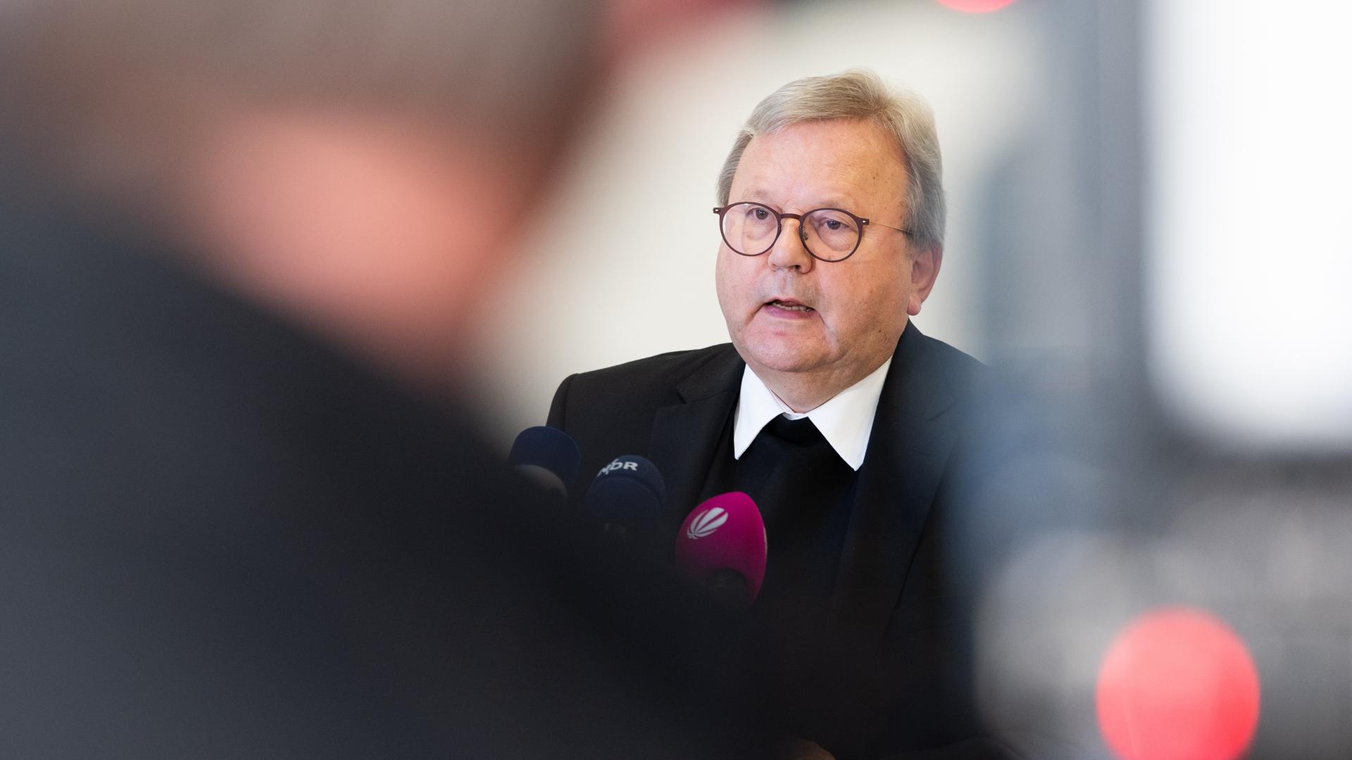 Bischof Franz-Josef Bode spricht bei einer Pressekonferenz über einen Zwischenbericht der Universität Osnabrück zu sexualisierter Gewalt im Bistum Osnabrück. Bischof Franz-Josef Bode spricht bei einer Pressekonferenz über einen Zwischenbericht der Universität Osnabrück zu sexualisierter Gewalt im Bistum Osnabrück.