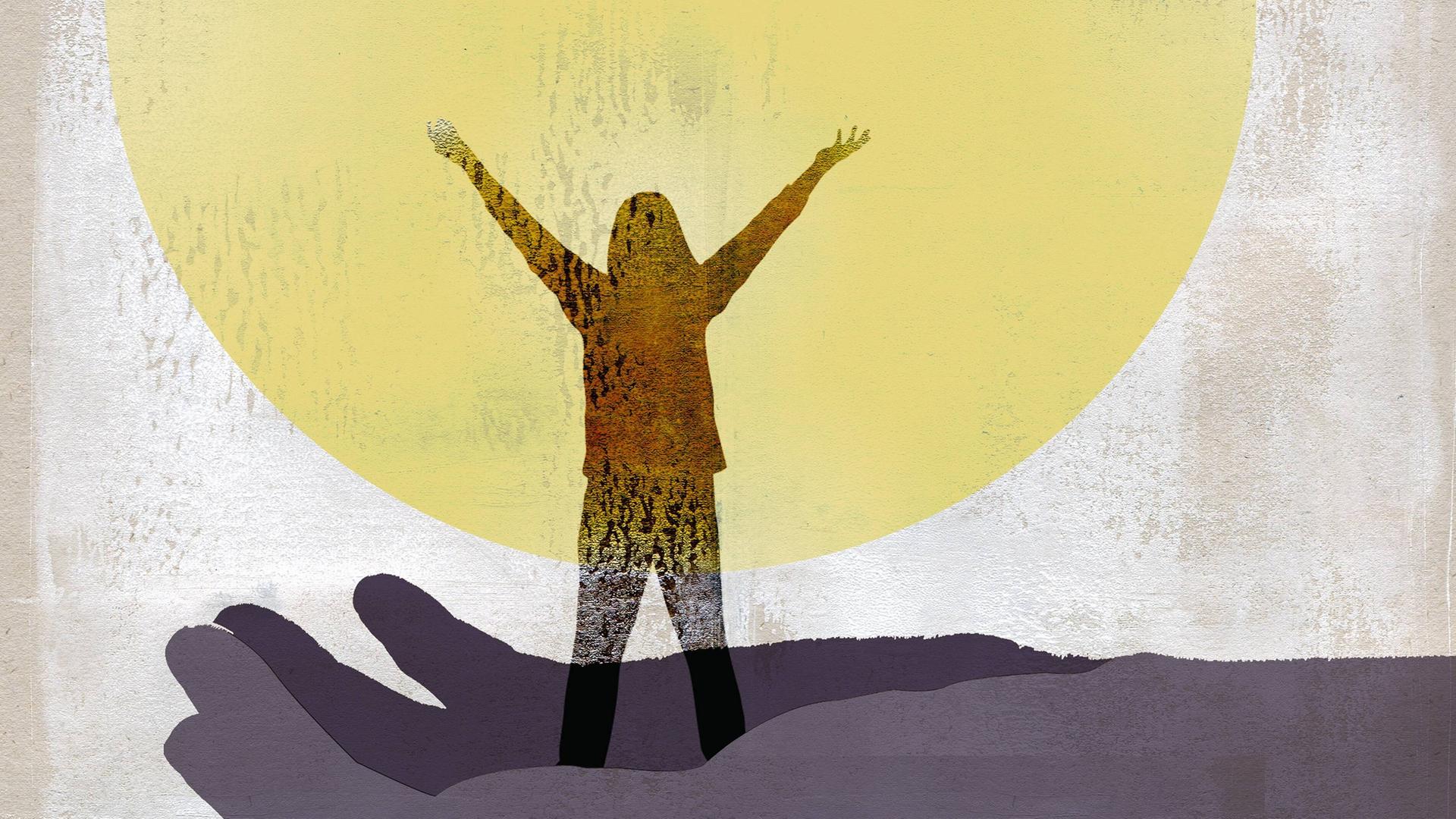 Eine Hand hält eine Person, die die Arme in Richtung einer Sonne ausstreckt. Eine Hand hält eine Person, die die Arme in Richtung einer Sonne ausstreckt.