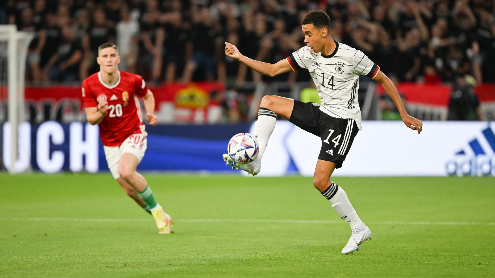 Das Bild zeigt eine Ball-Annahme von National-Spieler Jamal Musiala bei einem Spiel gegen Ungarn. Das Bild zeigt eine Ball-Annahme von National-Spieler Jamal Musiala bei einem Spiel gegen Ungarn.