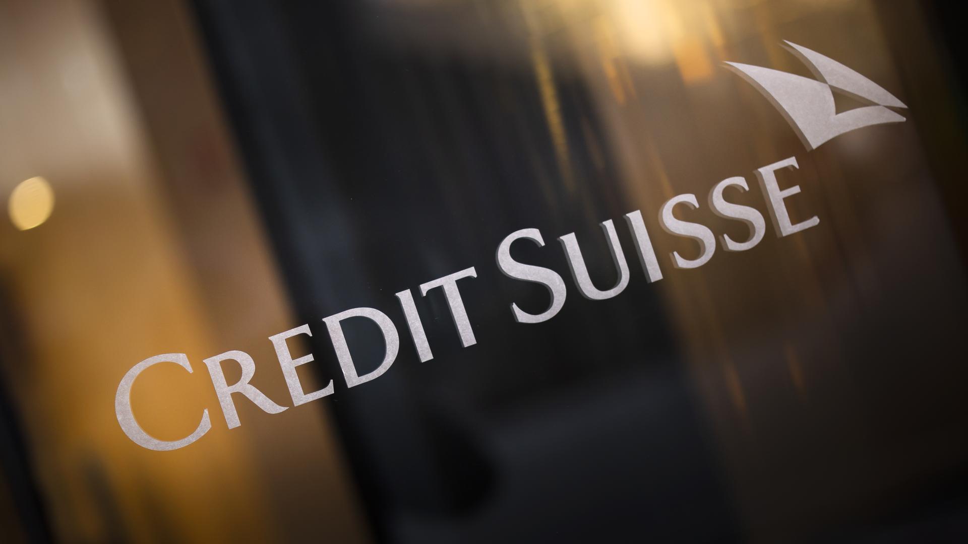 Das Logo der Credit Suisse an einem Gebäude der Bank. Das Logo der Credit Suisse an einem Gebäude der Bank.